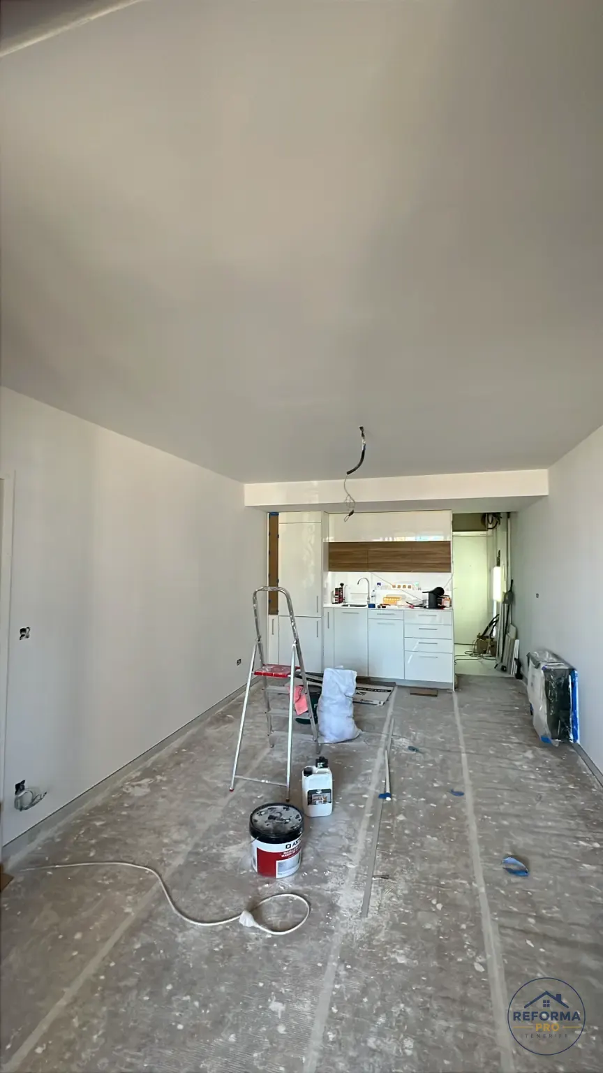 Zona de cocina recién pintada con protecciones durante la obra en Tenerife Zona de cocina recién pintada con protecciones durante la obra en Tenerife