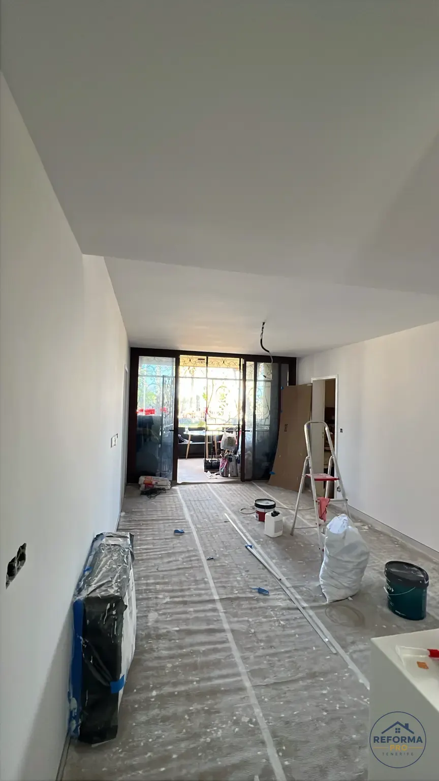 Salón en pintura con el suelo protegido durante la reforma en Tenerife Salón en pintura con el suelo protegido durante la reforma en Tenerife
