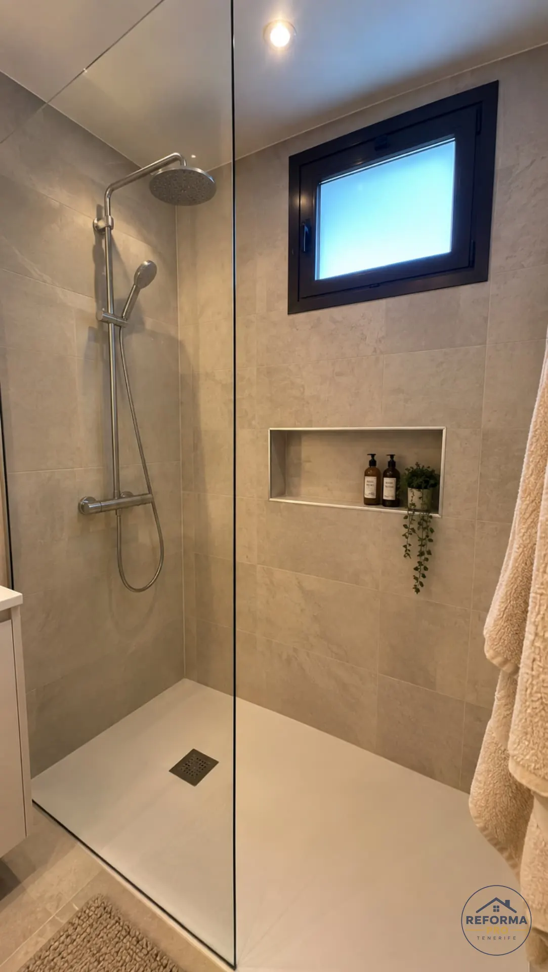 Ducha a ras de suelo con hornacina y ventana en un baño reformado en Tenerife Ducha a ras de suelo con hornacina y ventana en un baño reformado en Tenerife
